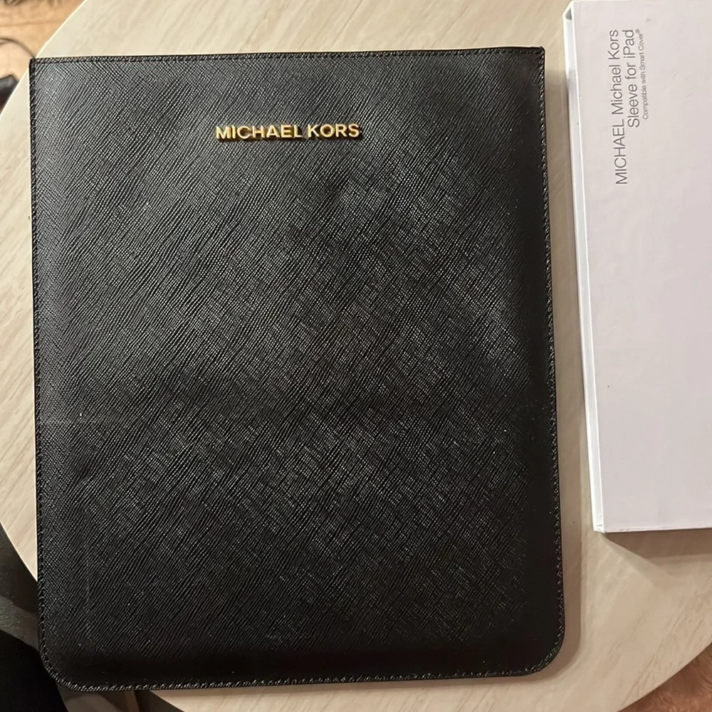 Michael Kors SLEEVE FOR IPAD (compatible w/Smart Cover) + FREE GIFT W/ PURCHASE!